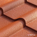 Tuiles rouge-orangé en terre cuite couvertes de gouttes d'eau, avec nervures et rebords profilés