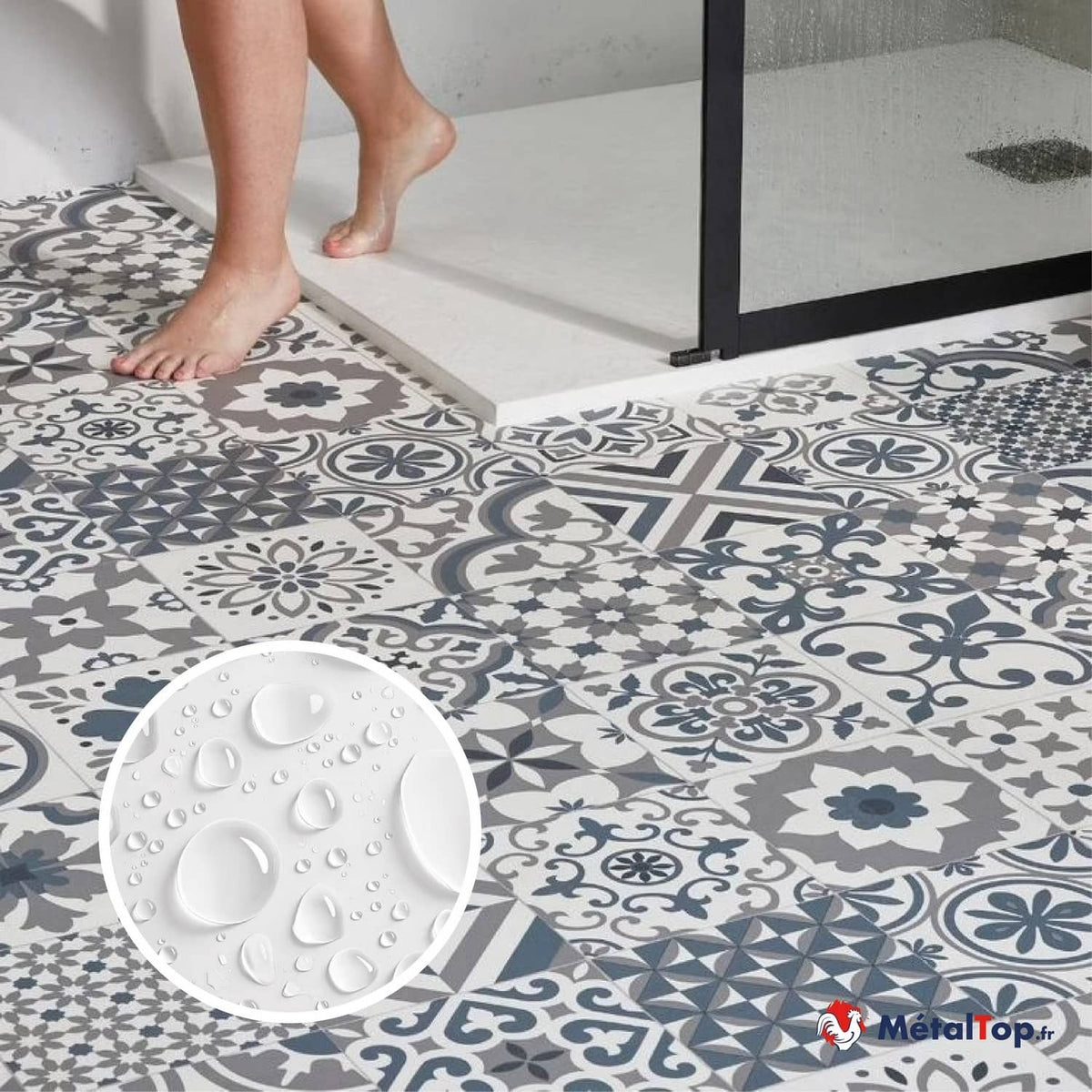 Carrelage décoratif gris et bleu à motifs, pieds nus devant une douche à paroi vitrée noire