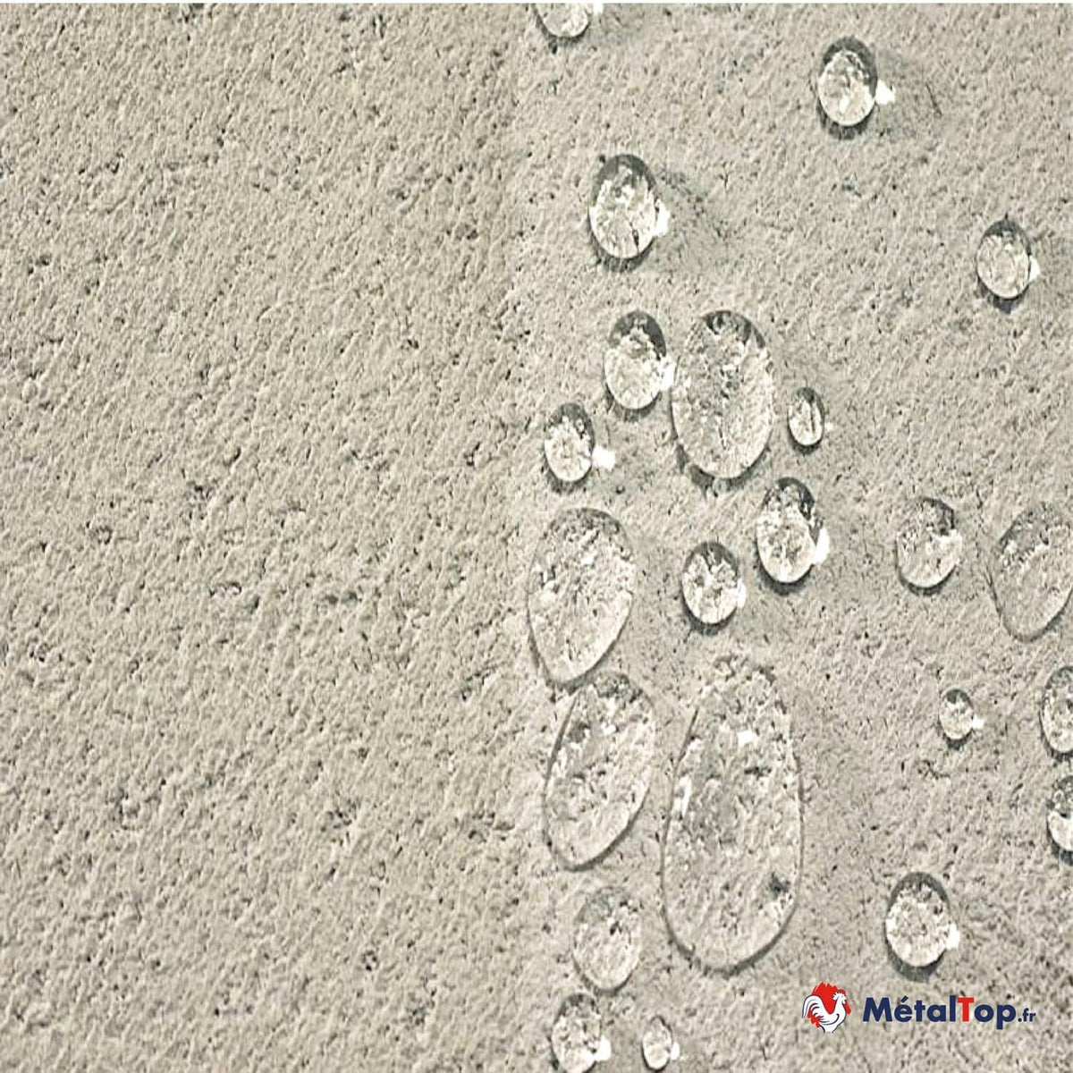 Gouttes d'eau sur une surface texturée beige, vue rapprochée