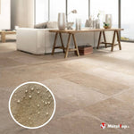 Carrelage beige effet pierre dans un salon lumineux, détail avec gouttes d'eau sur la surface