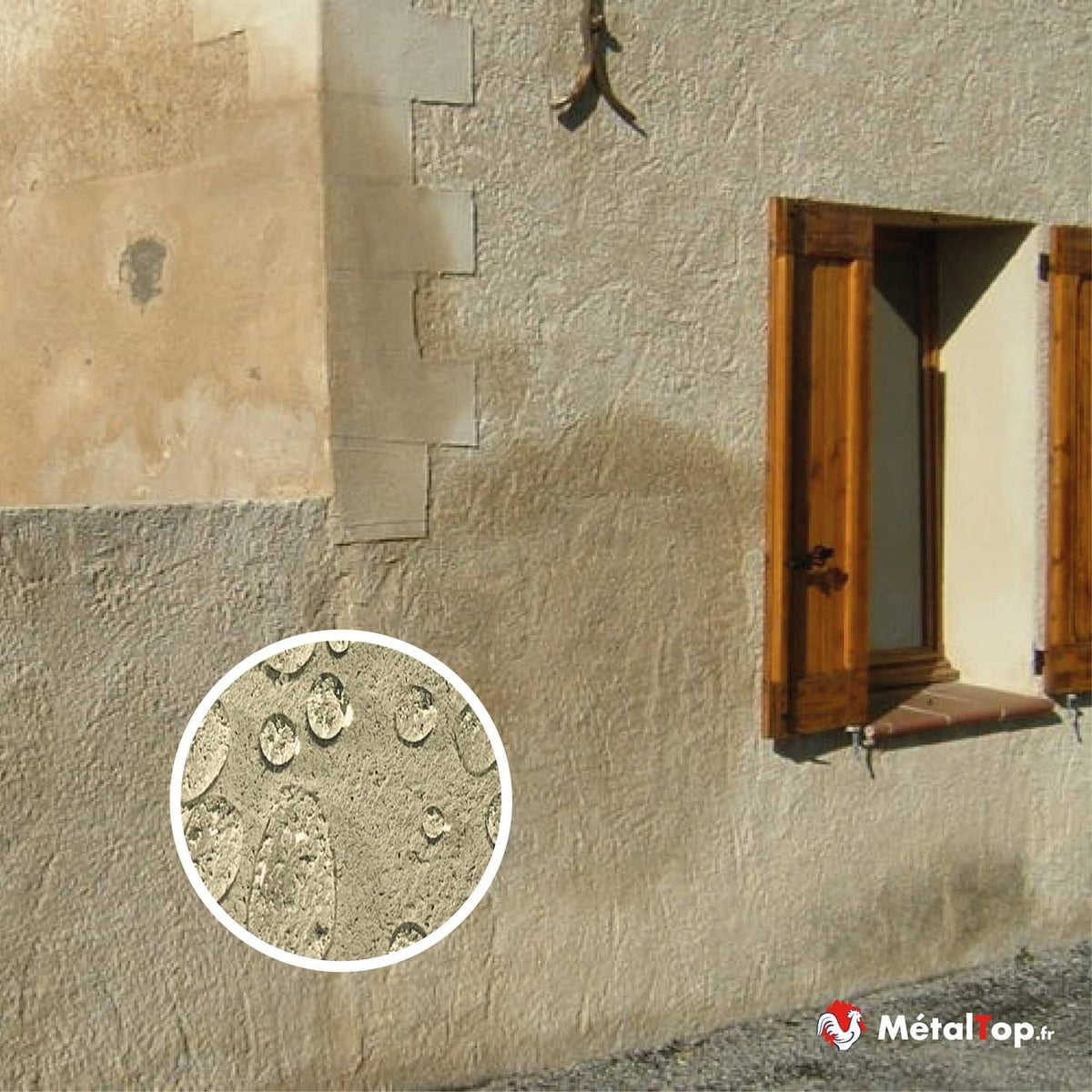 Façade crépie beige avec fenêtre à volets en bois et détail de crépi texturé contenant des galets