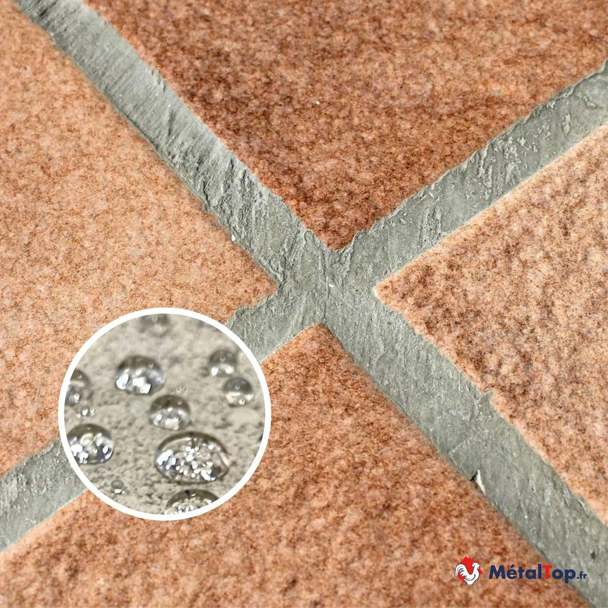 Joints gris entre carreaux terre cuite, avec gouttes d'eau perlant en surface, illustrant l'effet hydrofuge