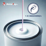 Pot de peinture blanche ouvert, peinture versée en filet au centre, dosage 1 à 2 bouchons/L