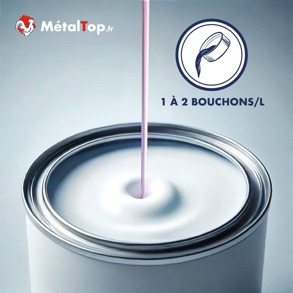 Pot de peinture blanche ouvert, peinture versée en filet au centre, dosage 1 à 2 bouchons/L