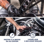 Nettoyage d'un collecteur d'admission encrassé à la brosse et d'un compartiment moteur au chiffon