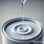 Liquide transparent versé dans un pot métallique, formant des ondulations circulaires à la surface