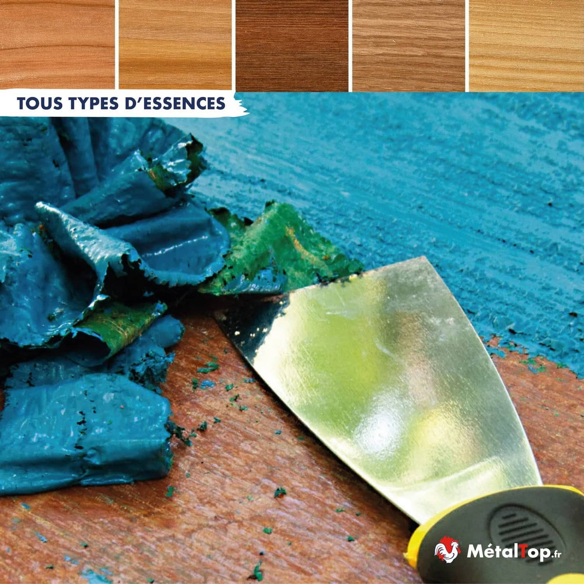 Décapage de peinture bleue turquoise sur bois à la spatule, échantillons de différentes essences en haut