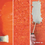 Peinture orange appliquée au pinceau, séchant en texture froissée, puis grattée au couteau pour révéler le fond gris