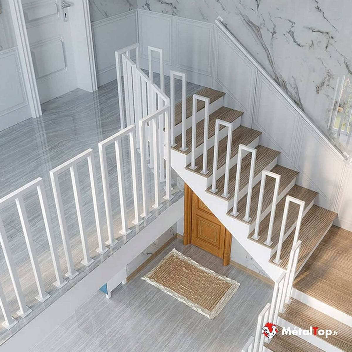 Escalier moderne aux marches en bois, balustres et rampe blancs, mur en marbre et sol gris