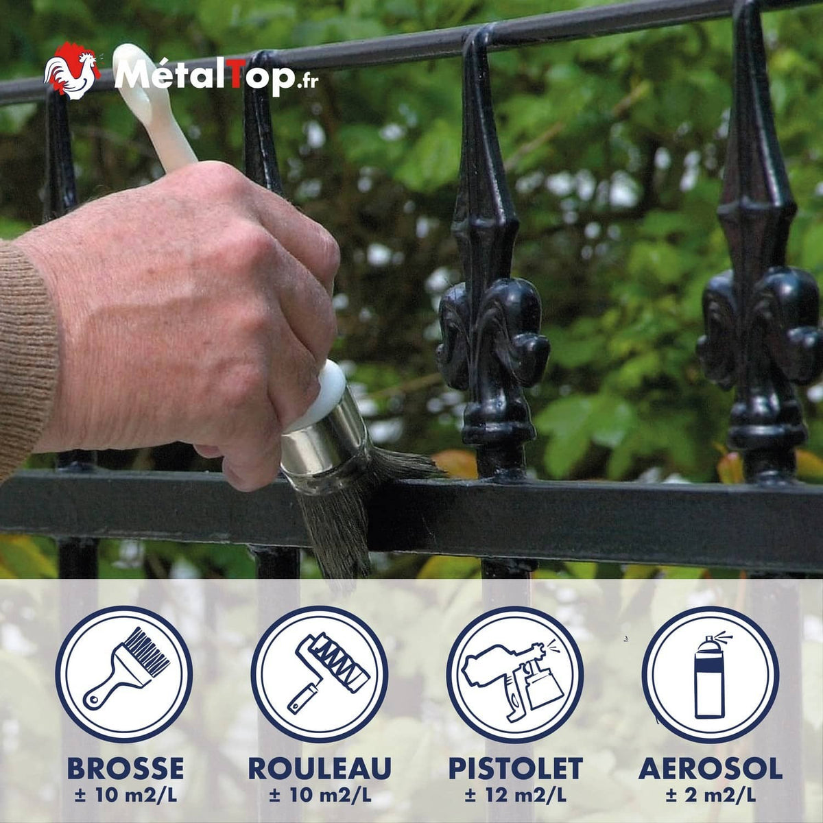 Application de peinture MétalTop noire à la brosse sur une grille en fer forgé