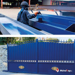 Peinture bleue sur structure métallique en atelier et portail bleu à ornements dorés