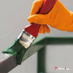 Application de peinture verte au pinceau sur une rambarde métallique