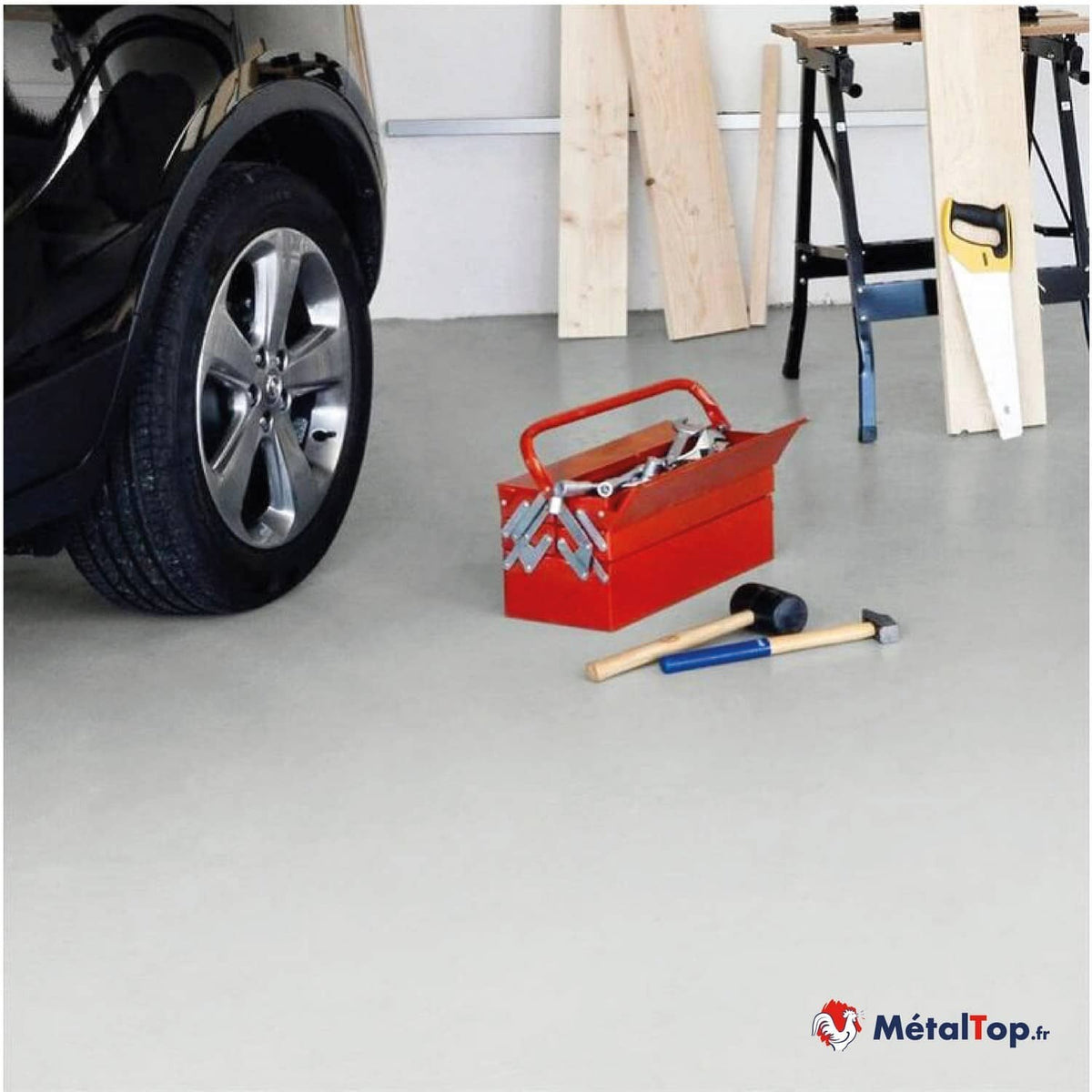 Garage avec voiture noire, boîte à outils rouge, maillet, marteau et planches de bois