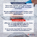 Brosse nettoyant du carrelage gris humide, mousse blanche, infographie des matériaux éligibles