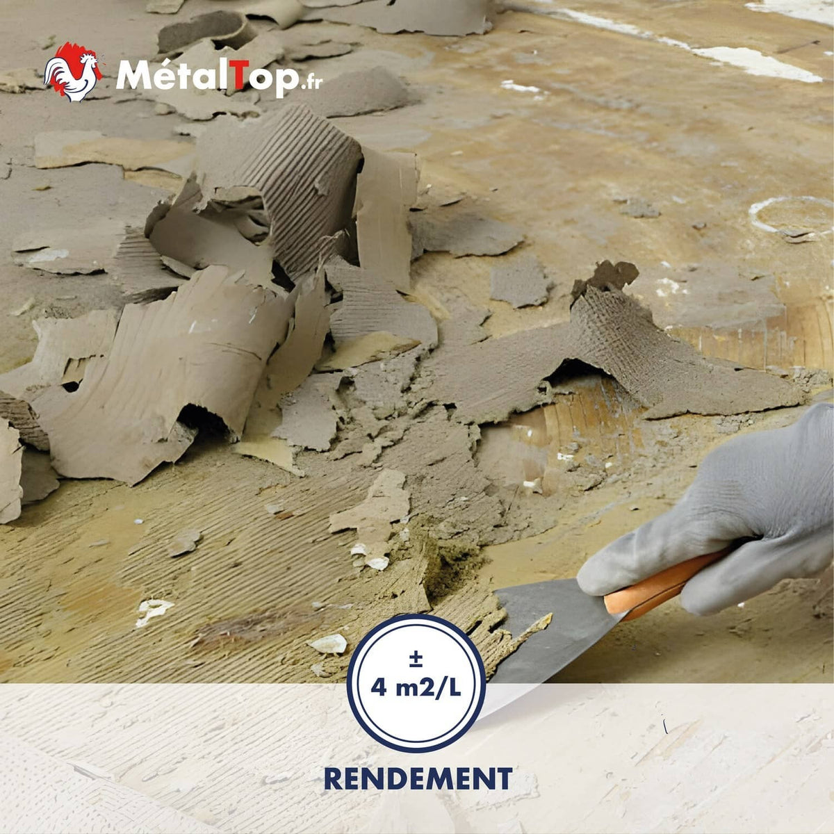 Spatule appliquant un enduit gris sur un sol dégradé, avec mention de rendement de 4 m²/L