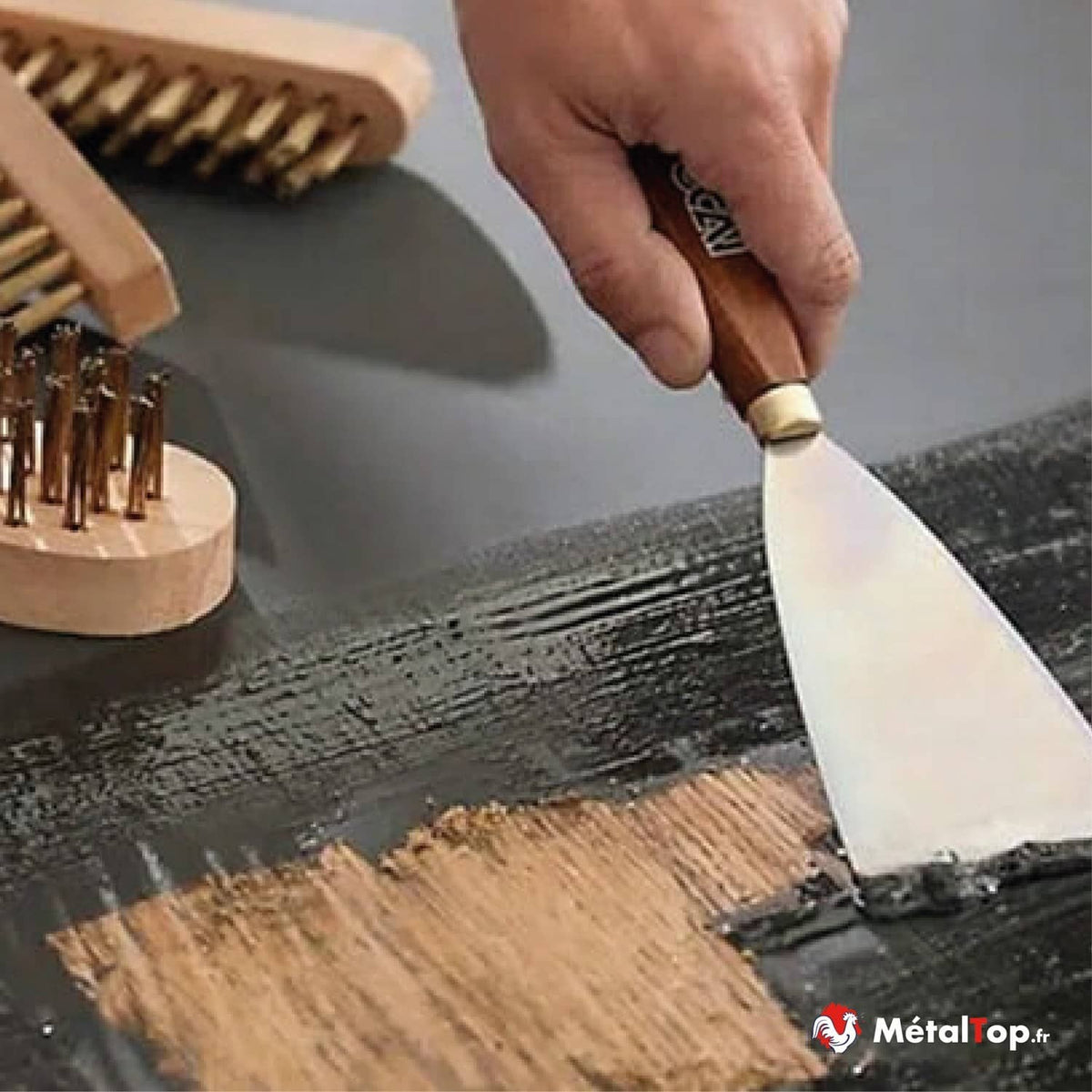 Décapage d'un bois peint en noir à la spatule et à la brosse métallique en laiton
