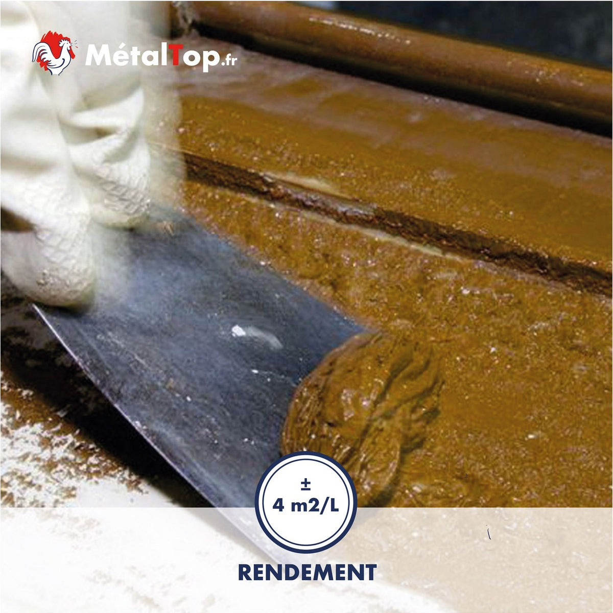 Application d'un enduit marron à la spatule sur une surface métallique, rendement de 4 m²/L