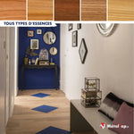 Couloir au parquet clair avec losanges bleus, mur bleu, console noire, miroirs et banc gris