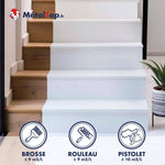 Escalier peint en blanc, moitié bois naturel, avec icônes brosse, rouleau et pistolet MétalTop