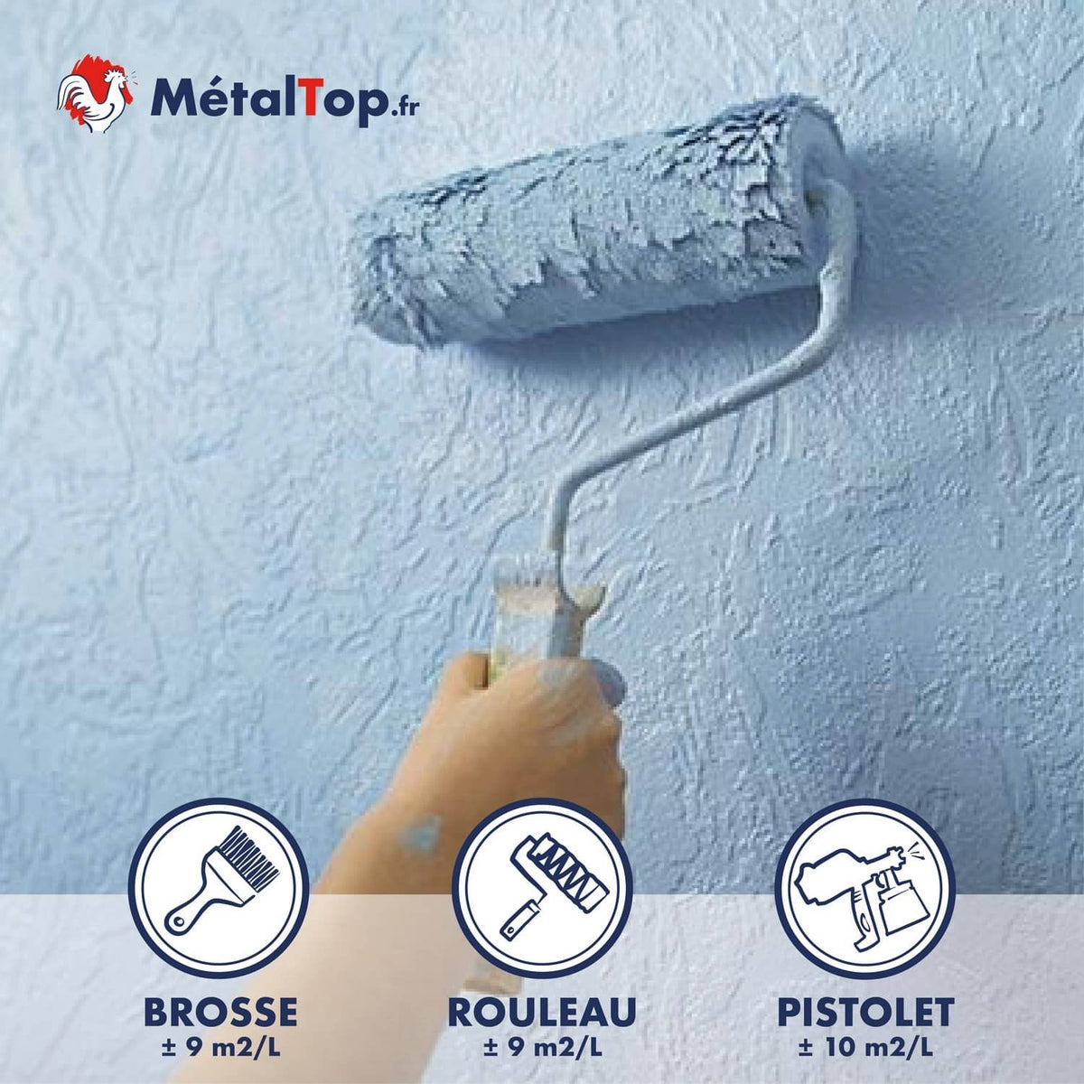 Peinture texturée bleue appliquée au rouleau sur un mur, rendements brosse, rouleau et pistolet