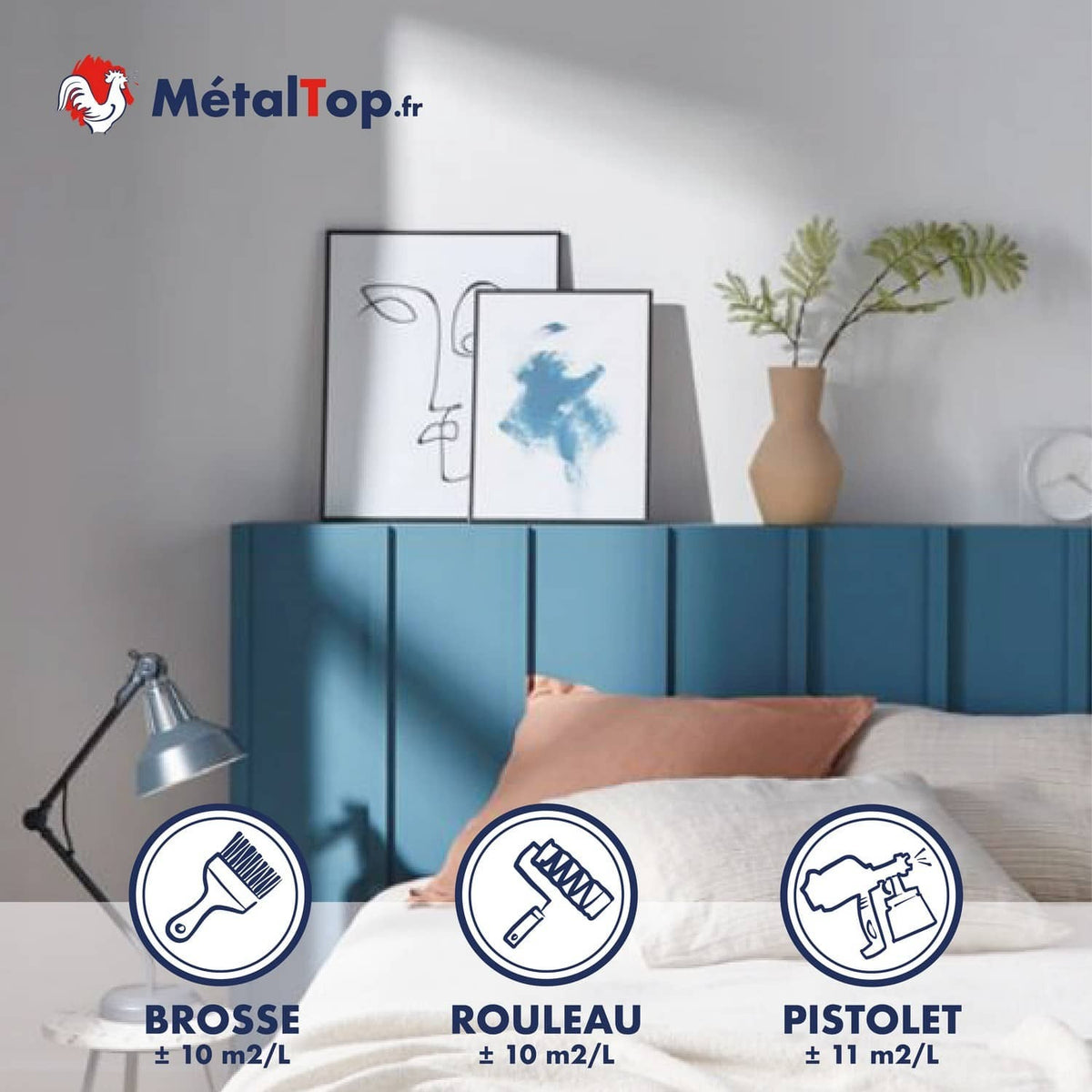 Tête de lit bleu canard peinte, décorée de cadres, d'un vase et d'une lampe, peinture MétalTop