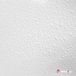 Surface blanche laquée recouverte de nombreuses gouttes d'eau, aspect tôle métallique