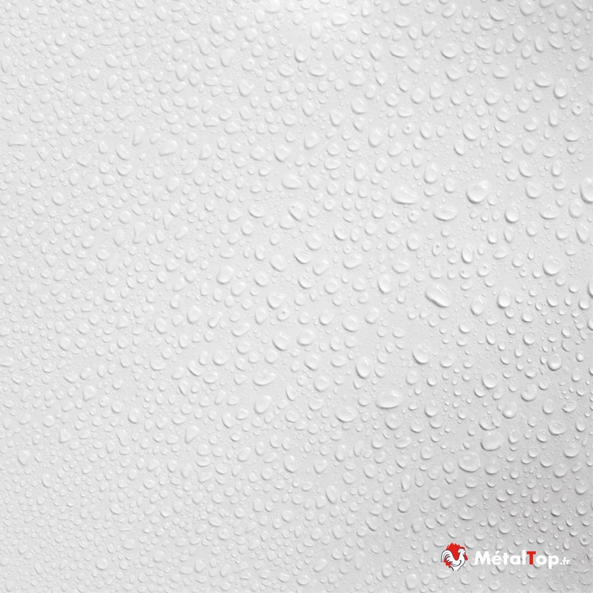Surface blanche laquée recouverte de nombreuses gouttes d'eau, aspect tôle métallique