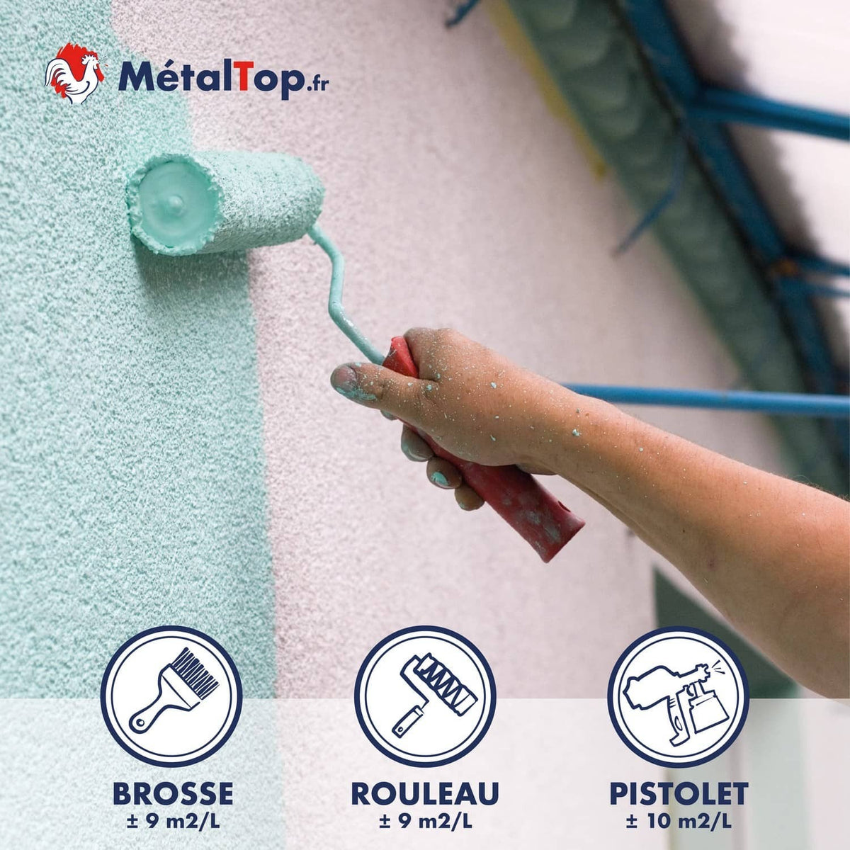 Application au rouleau de peinture turquoise MétalTop sur un mur