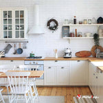 Cuisine blanche rustique avec plan de travail en bois et table à chaises blanches