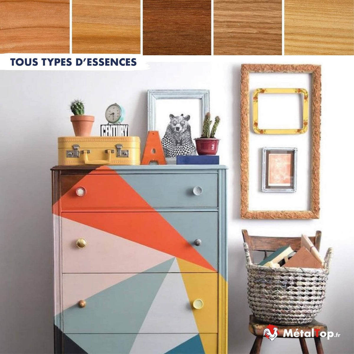 Commode vintage peinte de motifs géométriques orange, bleus et jaunes, décorée de cadres muraux