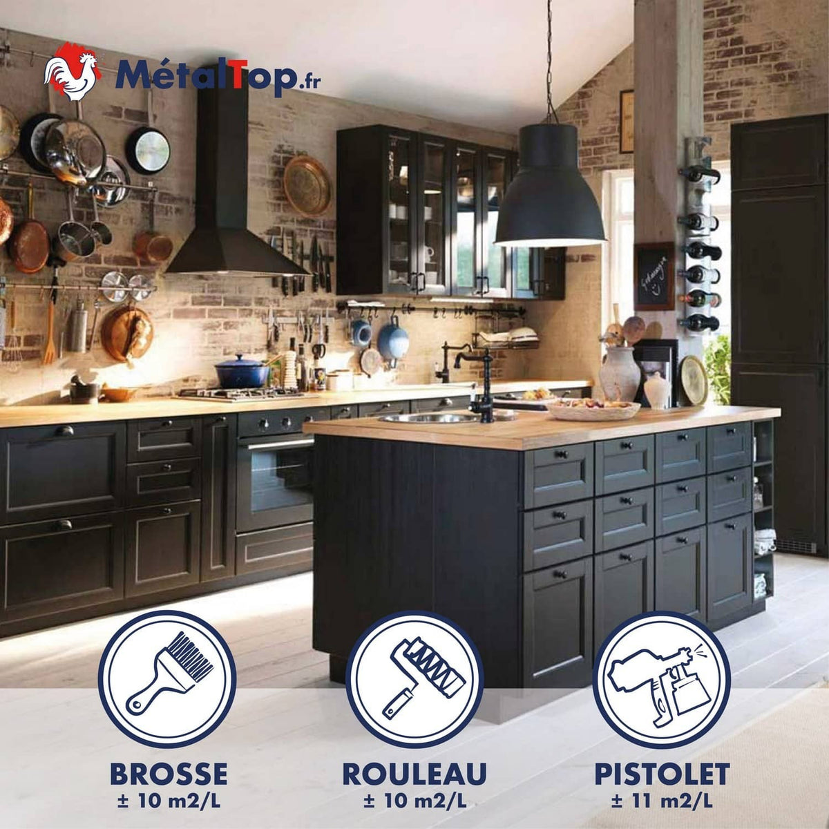 Cuisine rustique avec meubles noirs, îlot central et plan de travail en bois, murs en briques