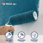 Rouleau peignant un mur en bleu canard, avec rendements brosse, rouleau et pistolet MétalTop