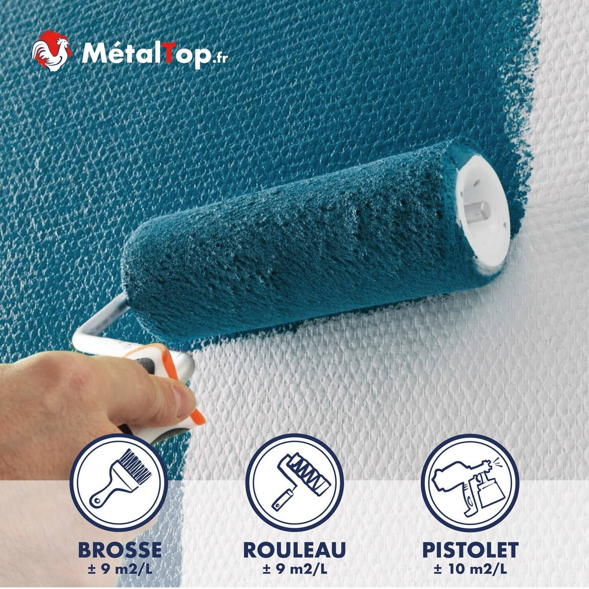 Rouleau peignant un mur en bleu canard, avec rendements brosse, rouleau et pistolet MétalTop