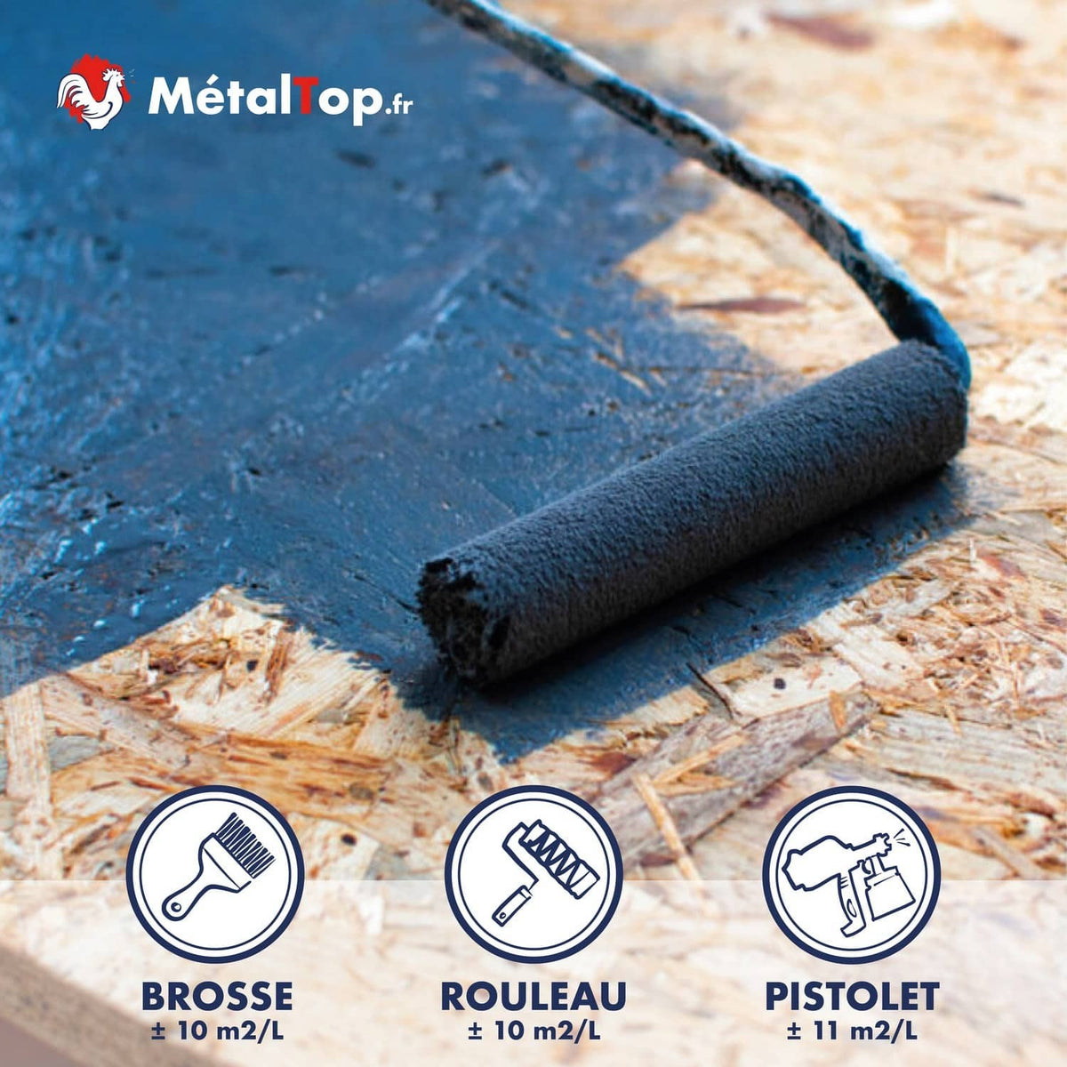 Rouleau appliquant une peinture bleu foncé sur un panneau OSB, produit MétalTop