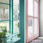 Fenêtres peintes en turquoise avec plantes vertes, et fenêtre rose pastel