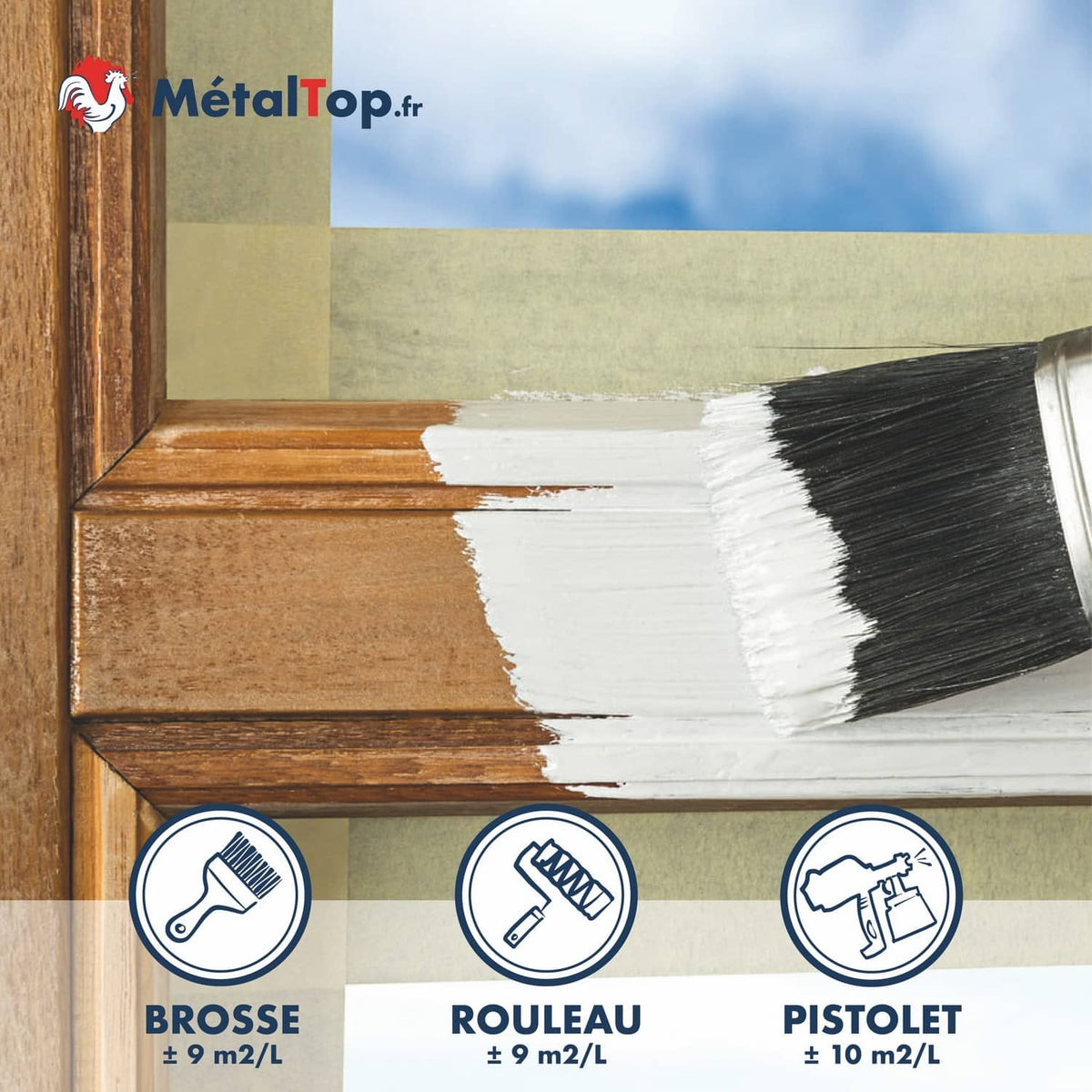 Peinture blanche appliquée au pinceau sur un cadre de fenêtre en bois, avec ruban de masquage