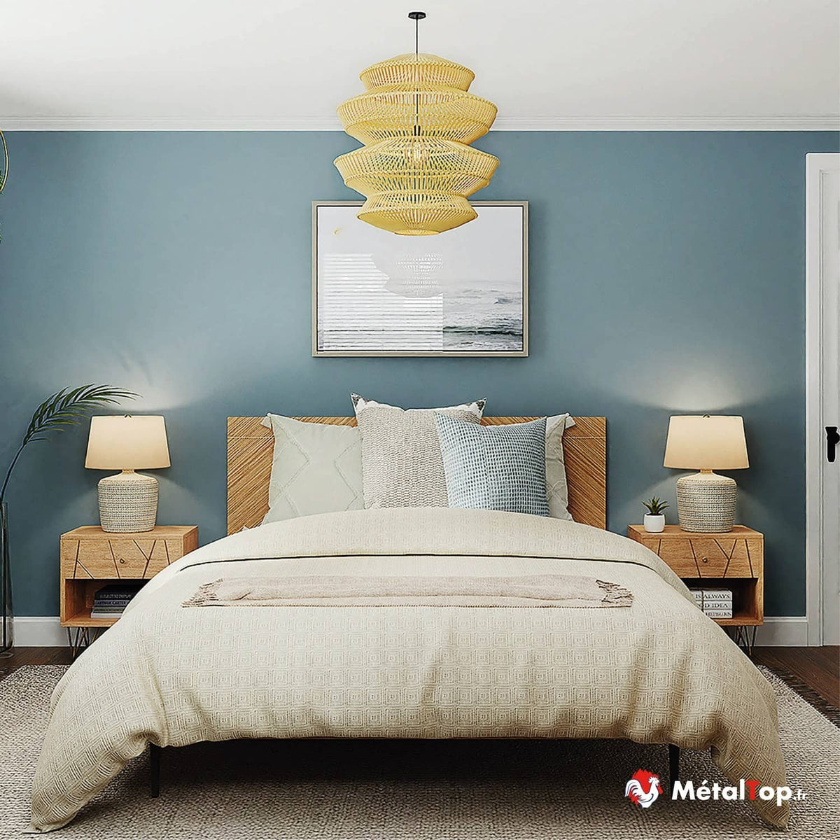 Chambre bleu-gris avec lit en bois, linge crème, suspension jaune en osier et chevets en bois