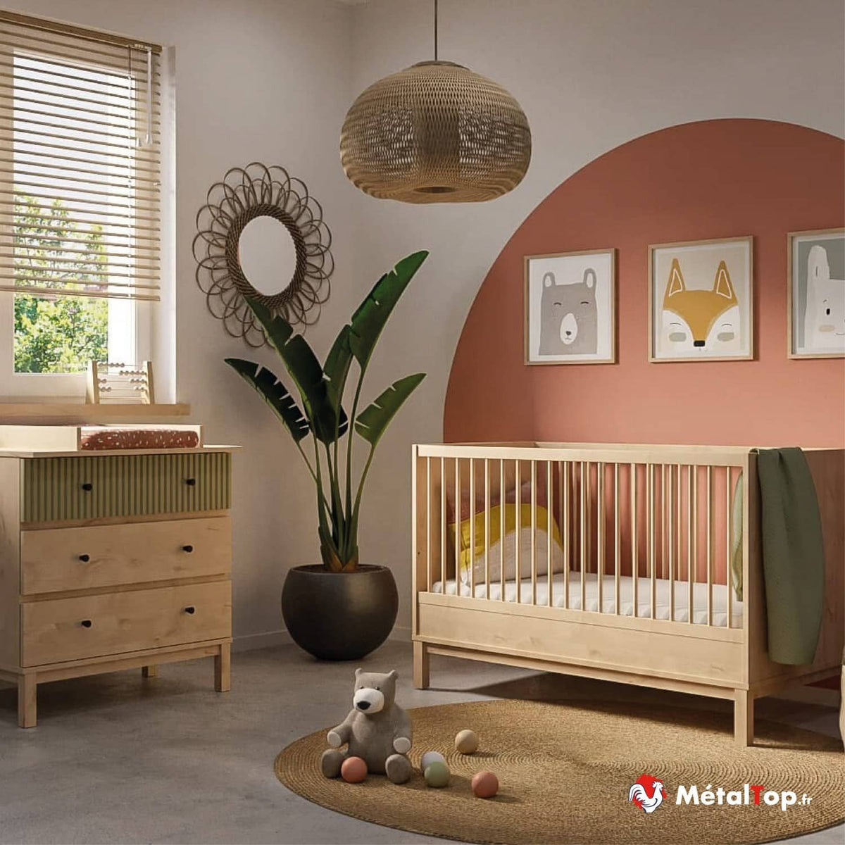 Chambre bébé avec lit en bois, commode à tiroirs, tapis rond et mur terracotta orné d'affiches animalières