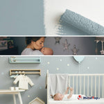 Chambre de bébé peinte en bleu gris avec berceau blanc, étagères et décorations