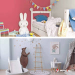 Chambres d'enfant : lit blanc et lapin lumineux sur mur rouge, décor ourson sur mur bleu pastel