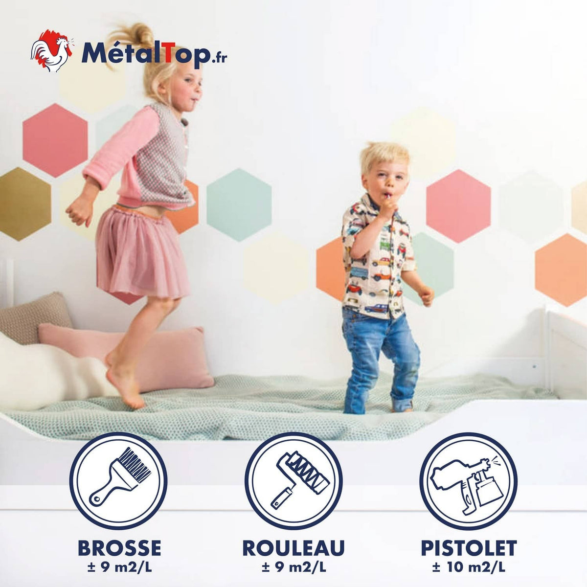 Enfants jouant sur un lit blanc, mur peint d'hexagones colorés – peinture MétalTop