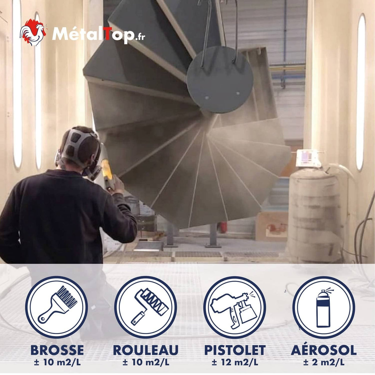 Application de peinture grise au pistolet sur un escalier hélicoïdal en cabine de peinture