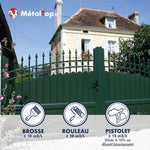 Portail et portillon en métal vert foncé à pointes devant une maison en pierre