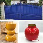 Portail bleu à fleurons, vase rouge brillant et table d'appoint jaune moutarde laquée