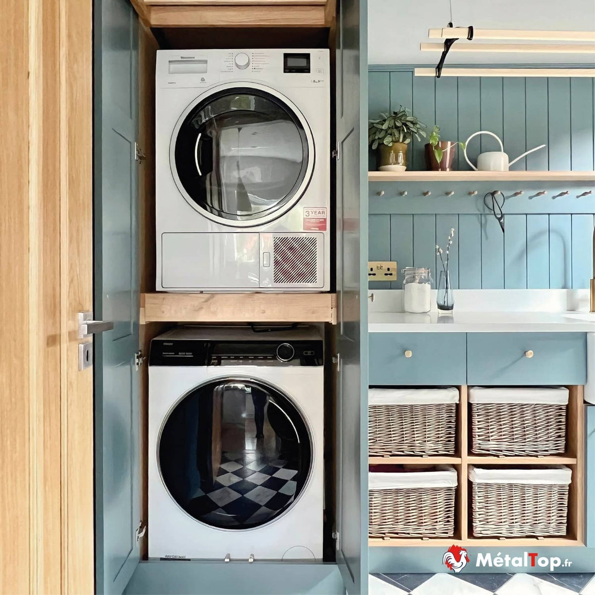 Lave-linge et sèche-linge empilés dans un meuble bleu et bois, près d'un évier, paniers en osier