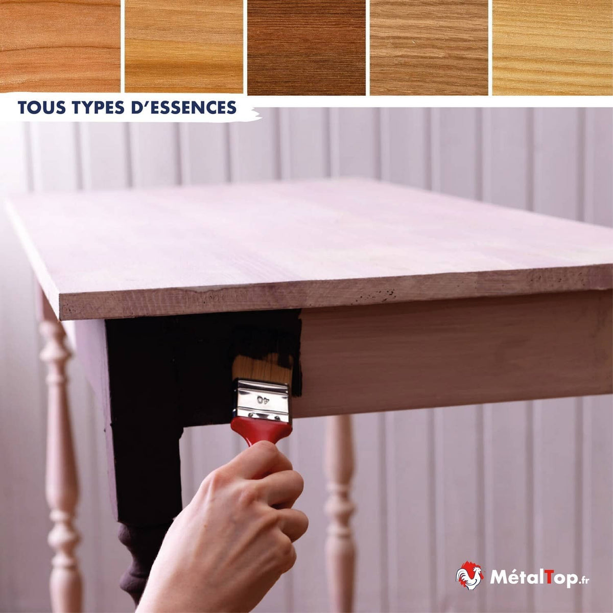 Table en bois en cours de teinture au pinceau, nuancier de teintes pour tous types d'essences