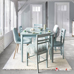 Salle à manger lumineuse avec table et chaises bleu pastel, coussins en fourrure et tapis blanc