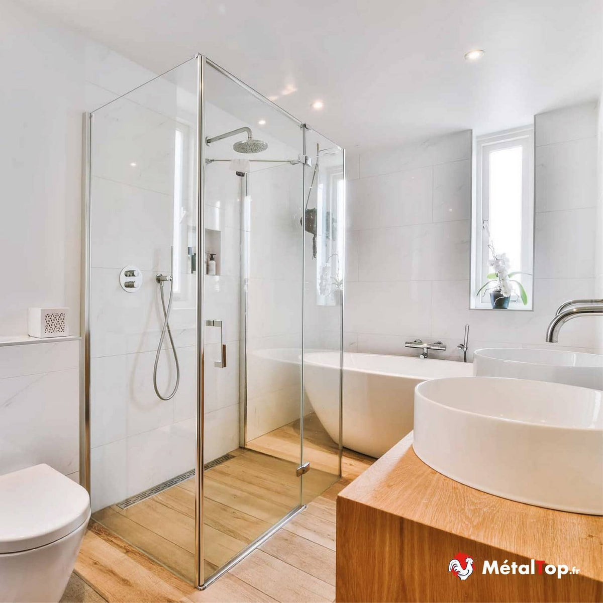 Salle de bain moderne avec douche en verre, baignoire blanche et vasques sur meuble en bois