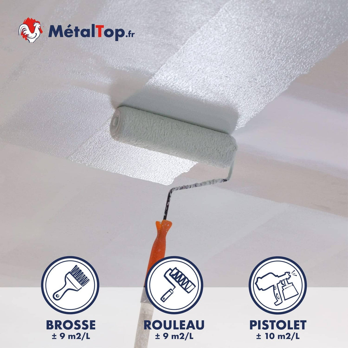 Rouleau appliquant une peinture blanche sur un plafond texturé, produit MétalTop