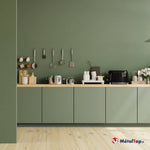 Cuisine moderne vert sauge avec plan de travail en bois, ustensiles suspendus et grille-pain noir